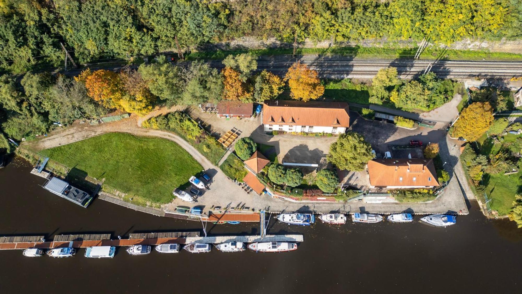 Marina Vltava Hotell Nelahozeves Eksteriør bilde